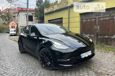 Tesla Model Y  2021 - пробіг 24 тис. км