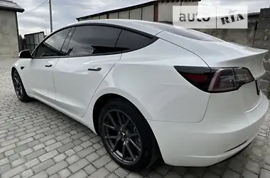 Tesla Model 3 2021 - пробіг 18 тис. км