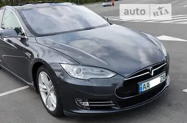 Tesla Model S 2015 - пробіг 192 тис. км