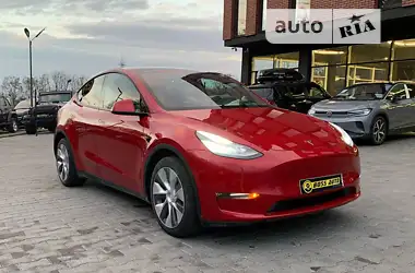 Tesla Model Y  2020 - пробіг 35 тис. км