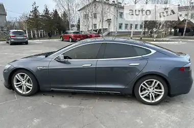Tesla Model S 2015 - пробіг 157 тис. км