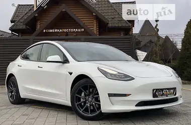 Tesla Model 3 2021 - пробіг 14 тис. км