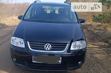 Volkswagen Touran 2005 - пробег 388 тыс. км