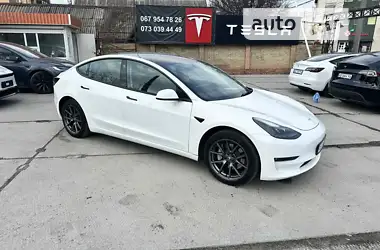 Tesla Model 3 2022 - пробіг 15 тис. км