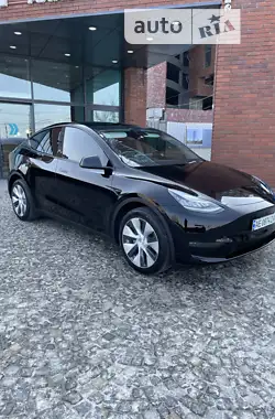 Tesla Model Y  2023 - пробіг 6 тис. км