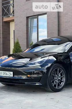 Tesla Model 3 2021 - пробіг 14 тис. км