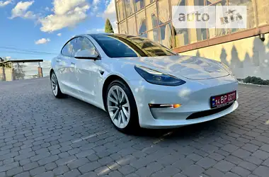 Tesla Model 3 2022 - пробіг 4 тис. км