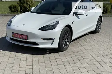 Tesla Model 3 2022 - пробіг 18 тис. км