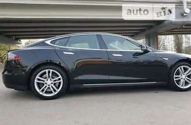 Tesla Model S 2015 - пробег 214 тыс. км