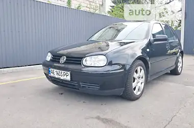 Volkswagen Golf 2003 - пробег 256 тыс. км