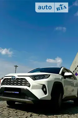 Toyota RAV4 2021 - пробег 17 тыс. км