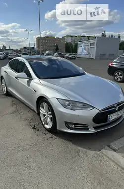 Tesla Model S 2015 - пробіг 90 тис. км
