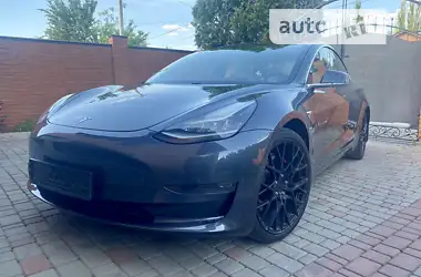Tesla Model 3 2018 - пробіг 2 тис. км