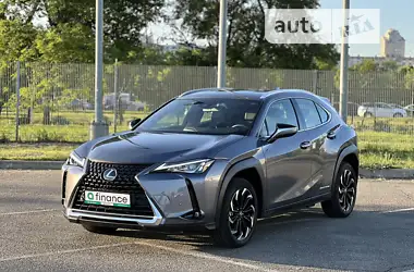 Lexus UX 2021 - пробег 10 тыс. км