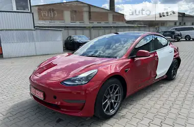 Tesla Model 3 2022 - пробіг 6 тис. км