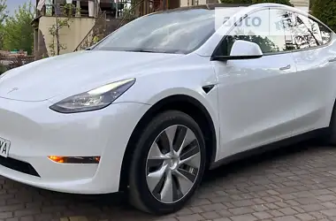 Tesla Model Y  2023 - пробіг 4 тис. км