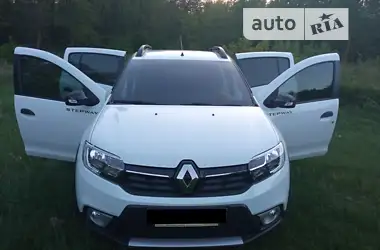 Renault Sandero 2020 - пробіг 30 тис. км