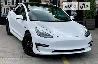 Tesla Model 3  2022 - пробег 24 тыс. км