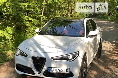 Alfa Romeo Stelvio 2019 - пробіг 15 тис. км