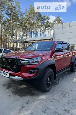 Toyota Hilux 2023 - пробег 4 тыс. км