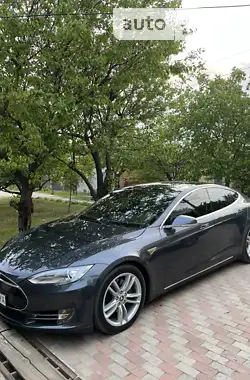 Tesla Model S 2015 - пробег 98 тыс. км