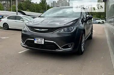 Chrysler Pacifica 2017 - пробег 166 тыс. км