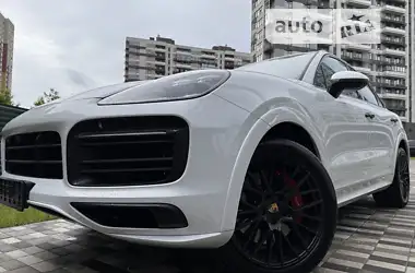 Porsche Cayenne 2022 - пробіг 1 тис. км