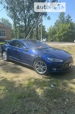 Tesla Model S 2015 - пробіг 222 тис. км