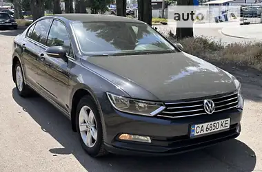 Volkswagen Passat 2018 - пробіг 185 тис. км