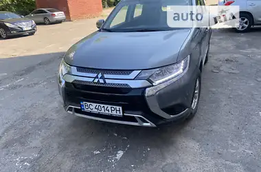 Mitsubishi Outlander 2021 - пробег 20 тыс. км