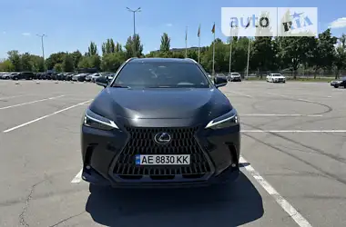 Lexus NX 2022 - пробіг 12 тис. км