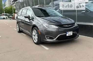 Chrysler Pacifica 2017 - пробег 165 тыс. км