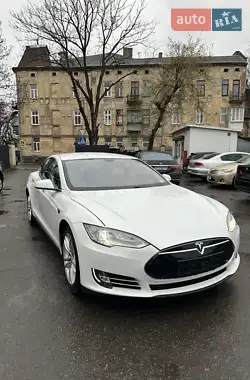 Tesla Model S 2013 - пробег 147 тыс. км