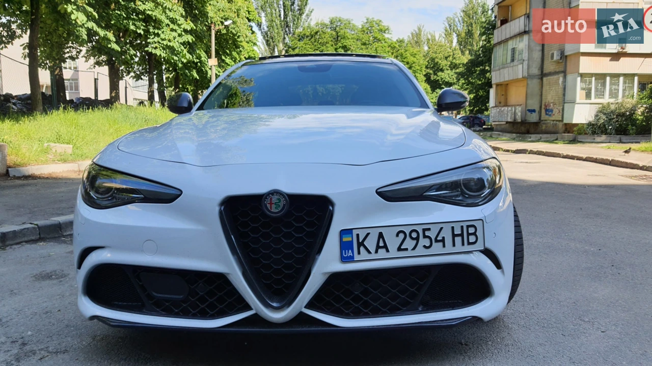2017 Alfa Romeo Giulia - мініатюра 2