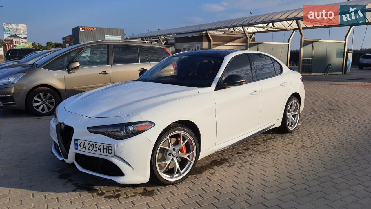2017 Alfa Romeo Giulia - мініатюра 5