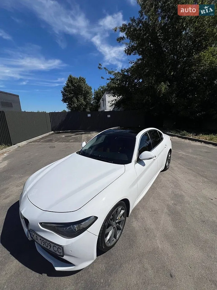 2017 Alfa Romeo Giulia - мініатюра 3