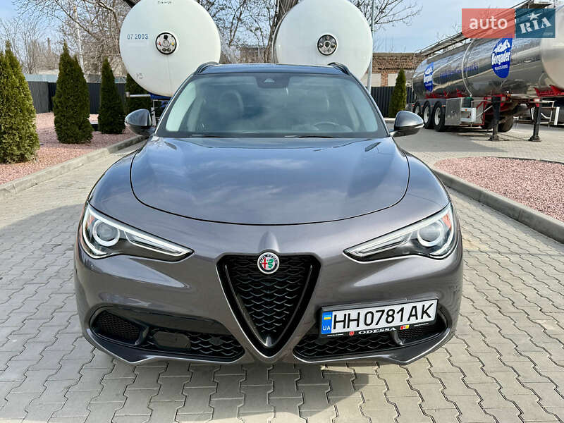 Позашляховик / Кросовер Alfa Romeo Stelvio