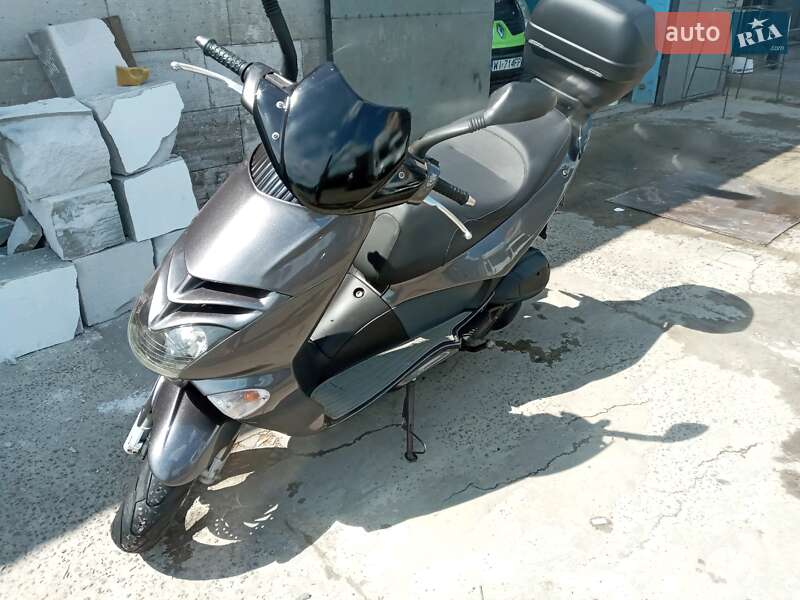 Максі-скутер Aprilia Leonardo 250