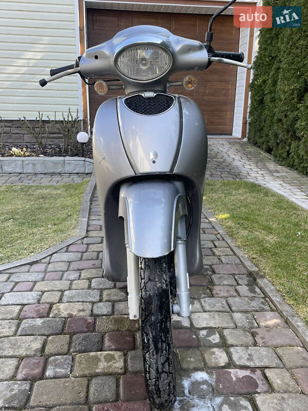 Скутер Aprilia Scarabeo