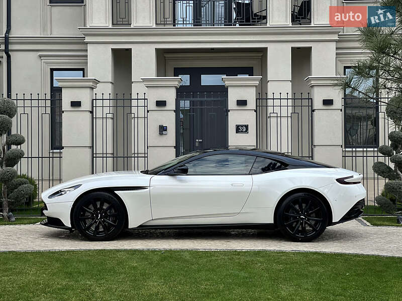 Седан Aston Martin DB11