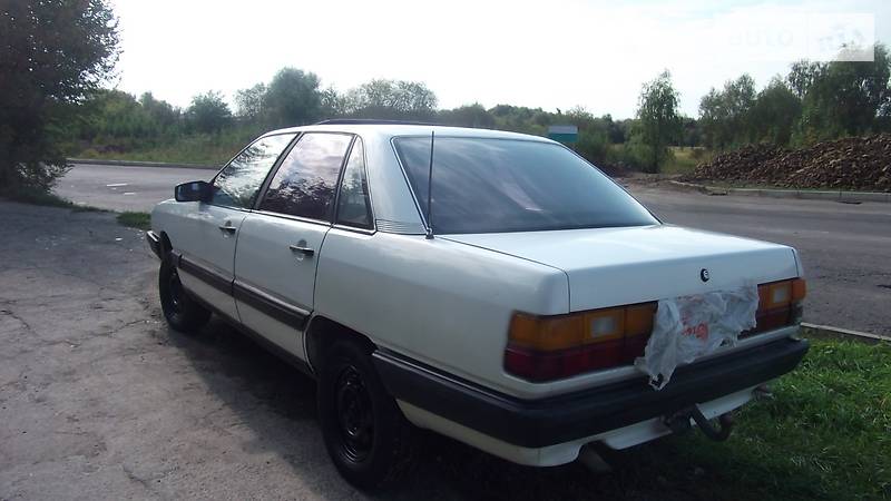 Audi 100 1984 года