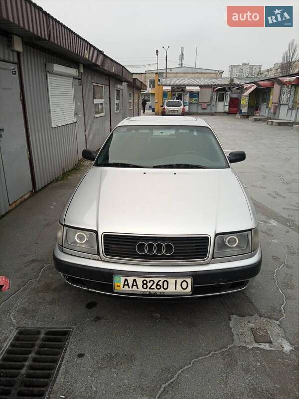 Седан Audi 100