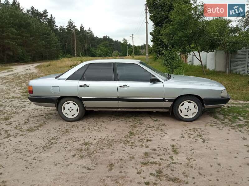Audi 100