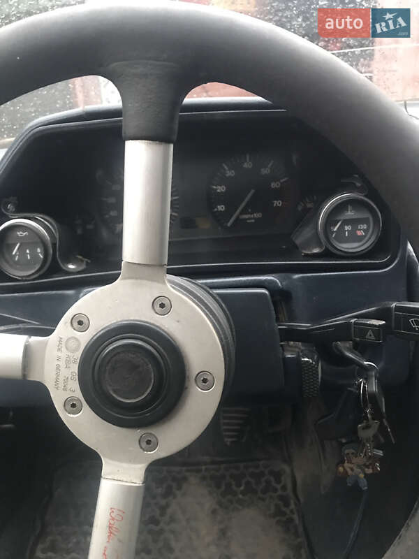 Седан Audi 100 1983 в Кельменцях