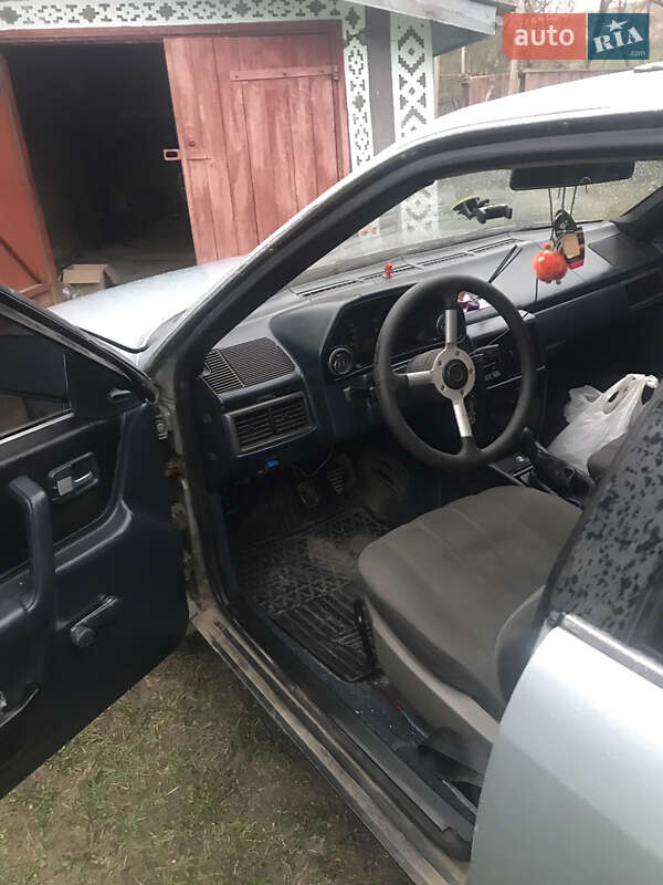 Седан Audi 100 1983 в Кельменцях