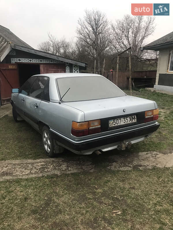 Седан Audi 100 1983 в Кельменцях