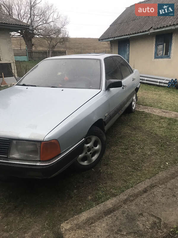 Седан Audi 100 1983 в Кельменцях