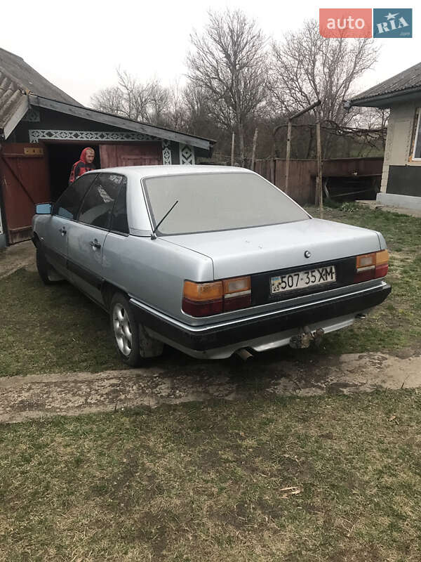 Седан Audi 100 1983 в Кельменцях