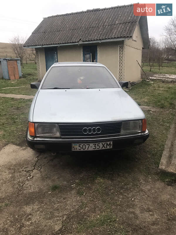 Седан Audi 100 1983 в Кельменцях