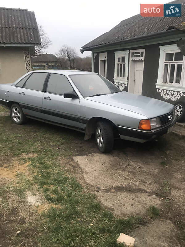 Седан Audi 100 1983 в Кельменцях